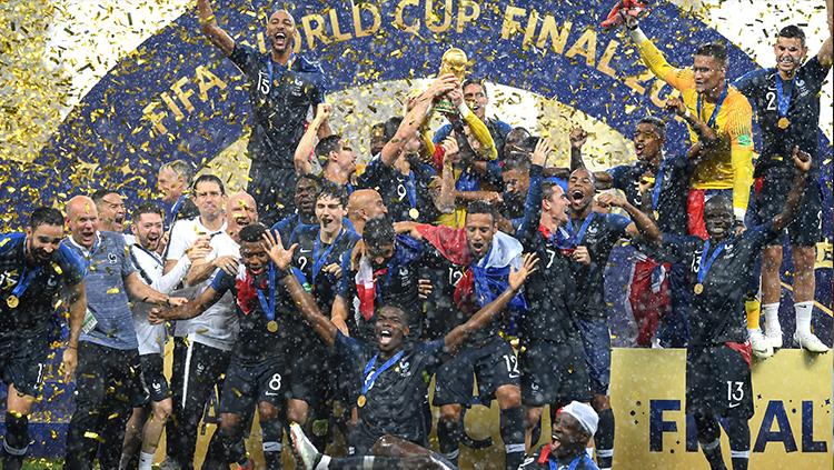 Prancis mengangkat trofi Piala Dunia 2018. - INDOSPORT