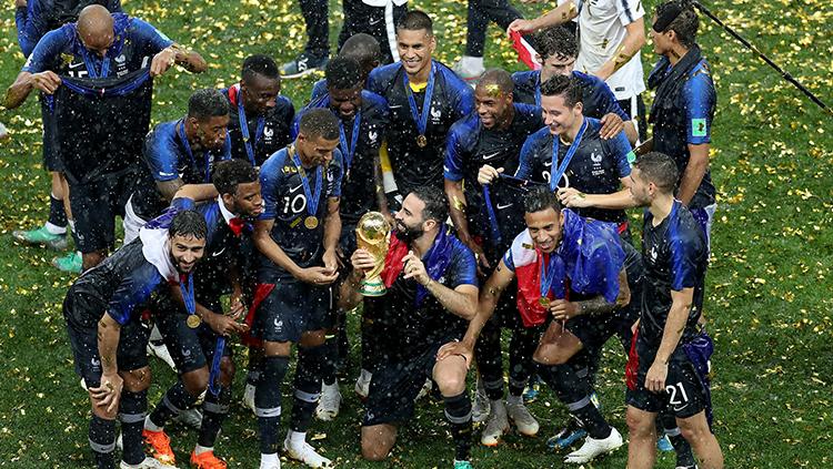 Para pemain Prancis bergantian mengangkat trofi Piala Dunia 2018.