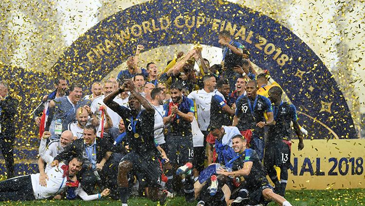 Prancis mengangkat trofi Piala Dunia 2018. Copyright: INDOSPORT