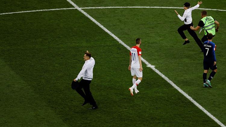 Penonton yang menyusup ke lapangan di laga final Piala Dunia 2018. - INDOSPORT