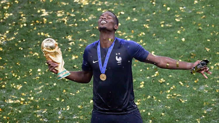 Paul Pogba menghayati keberhasilan Prancis menjuarai Piala Dunia 2018. Copyright: Getty Images