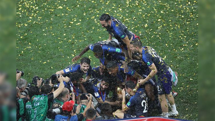 Selebrasi kegembiraan pemain Timnas Prancis di tengah hujan yang turun membasahi Stadion Luzhniki. - INDOSPORT