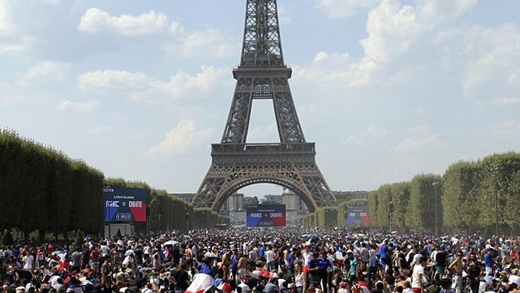 Fans Prancis tampak memenuhi kota Prancis untuk menyaksikan laga.