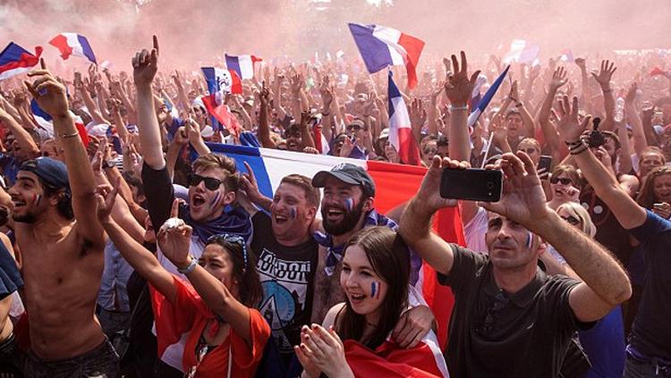 Penggemar Prancis melakukan pesta karena negaranya berhasil juara Piala Dunia 2018.