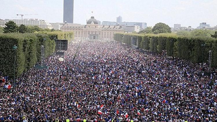 Ribuan fans di Paris berkumpul untuk menyaksikan laga depan layar besar.