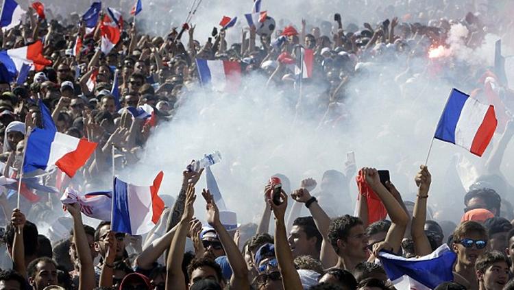 Ribuan penggemar Prancis merayakan kemenangan timnasnya yang juara Piala Dunia 2018.