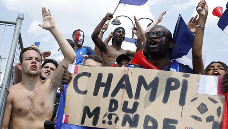 Seorang pendukung menunjukkan kepercayaan diri yang tinggi dengan meluncurkan spanduk 'Champion du Monde' yang artinya juara dunia.