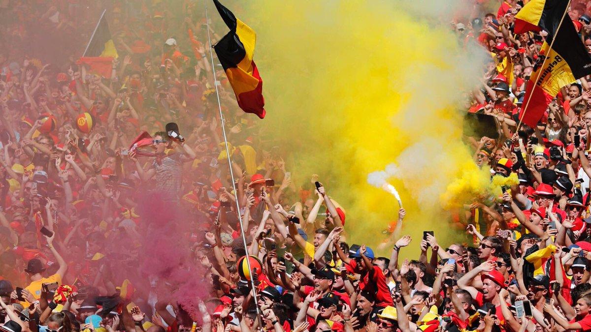 Fans Belgia merayakan keberhasilan timnya di peringkat 3 dunia. - INDOSPORT