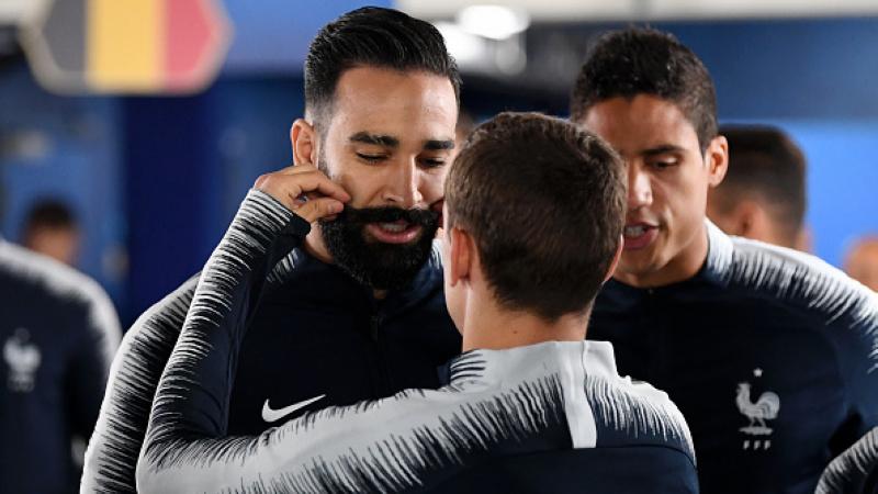 Kumis Adil Rami dipegang oleh Antoine Griezmann. Copyright: INDOSPORT