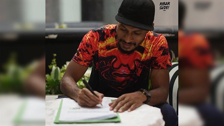 Marko Kabiay Saat teken kontrak bersama PSMS Medan.