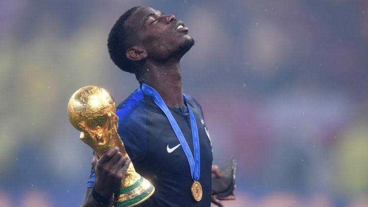 Paul Pogba bersama trofi Piala Dunia 2018. Copyright: INDOSPORT