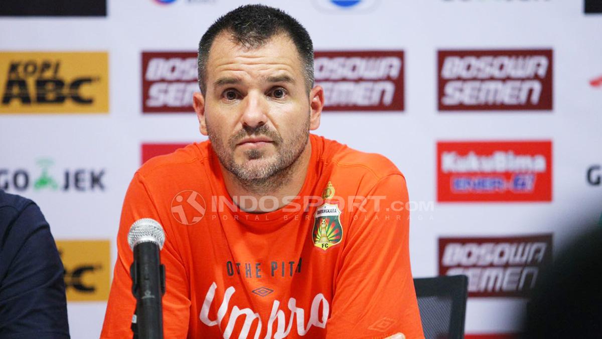 Pelatih Bhayangkara FC, Simo Mc Menemy. Copyright: Wira Wahyu Utama/Indosport.com