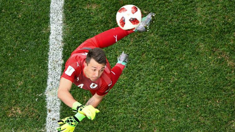 Fernando Muslera saat berusaha menghalau bola di Piala Dunia 2018.