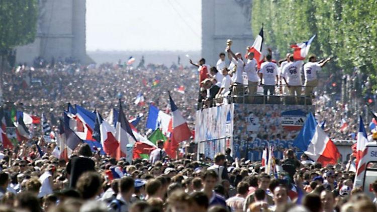 Parade juara skuat Prancis tahun 1998.