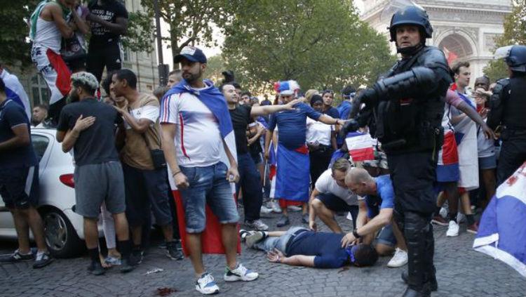 Seorang fans Prancis tewas akibat kerusuhan di Kota Paris.