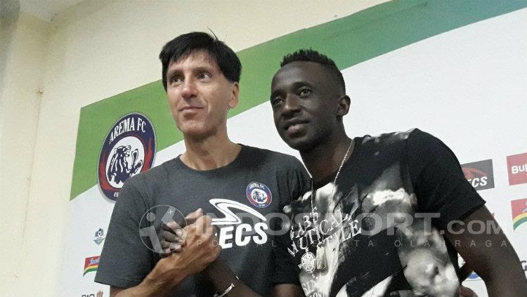 Konate bersama pelatih Arema FC, Milan Petrovic. Copyright: Ian Setiawan/INDOSPORT