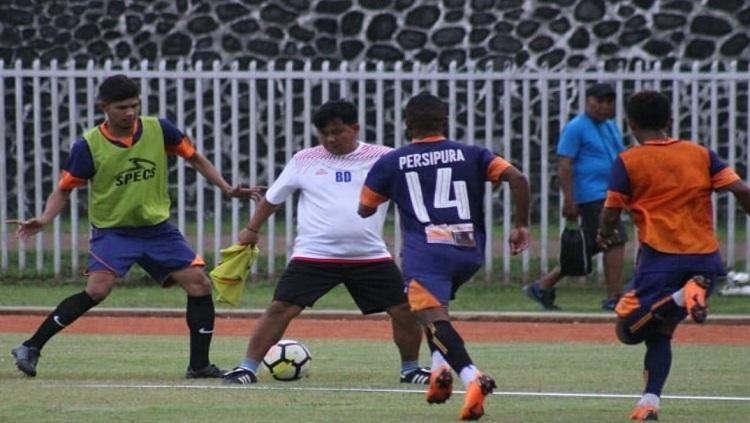 Randy Titaley (paling kiri), pemain muda lokal yang sedang diseleksi oleh Persipura - INDOSPORT