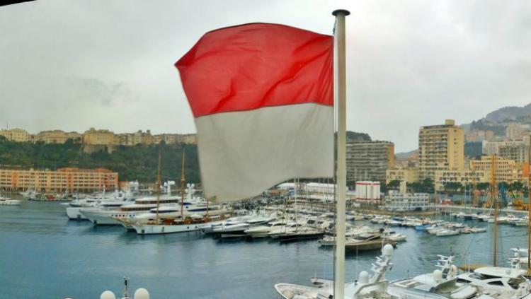 Bendera Monaco yang sangat mirip dengan Indonesia. Copyright: Internet