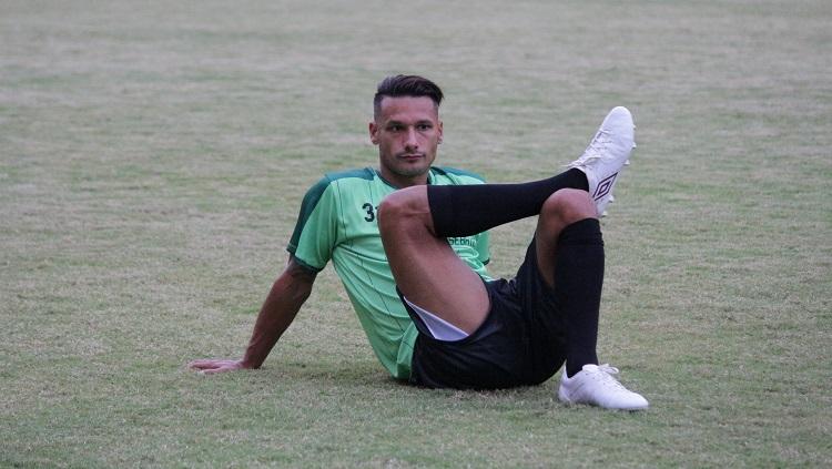 Eks punggawa Timnas Indonesia, Raphael Maitimo dan Agnez Mo tengah dikabarkan menjalin hubungan dekat. Keduanya bahkan kedapatan sedang dinner bersama.