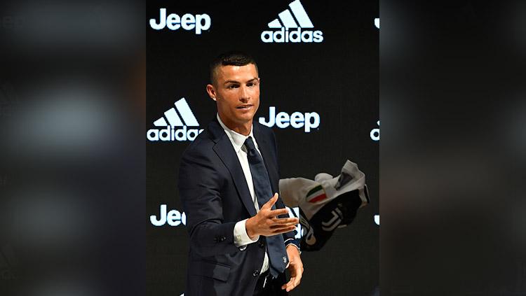 Cristiano Ronaldo meleparkan jersey miliknya usai jumpa pers.