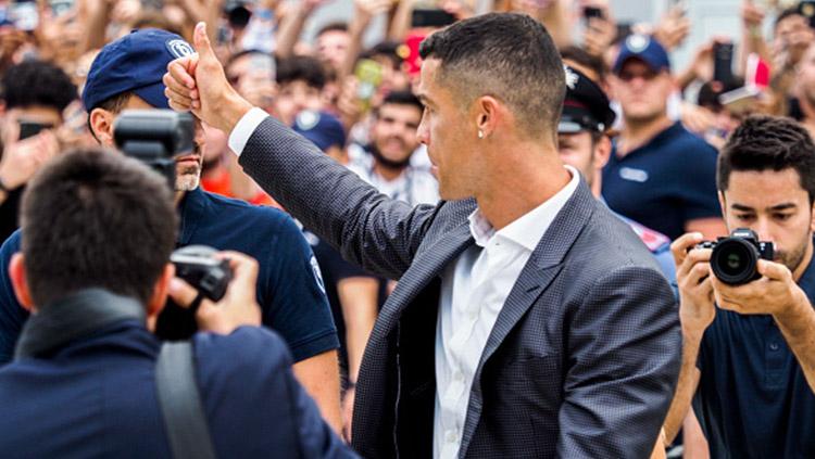 Cristiano Ronaldo sapa awak media dan suporter Juventus.