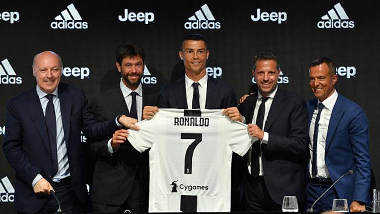 Resmi ke Juventus, Cristiano Ronaldo berpose bersama Giuseppe Marotta, Andrea Agnelli, Fabio Paratici dan Jorge Mendes selama konferensi pers. Copyright: INDOSPORT