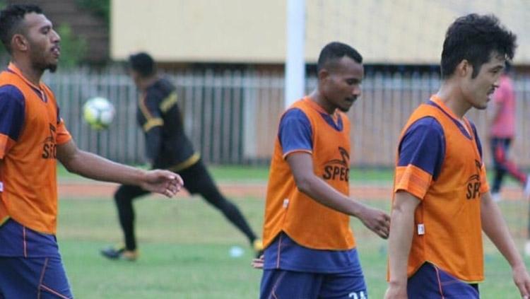 Yoo Soo-hyeon (depan) saat menjalani sesi latihan di Stadion Mandala. - INDOSPORT