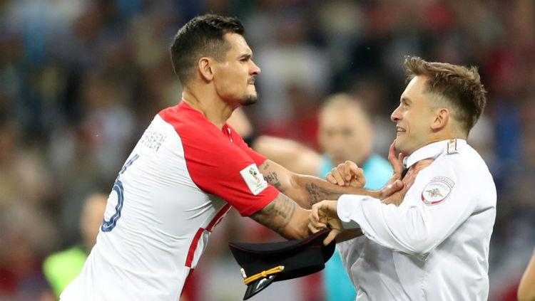 Dejan Lovren (kiri) mengusir anggota pria Pussy Riot. - INDOSPORT