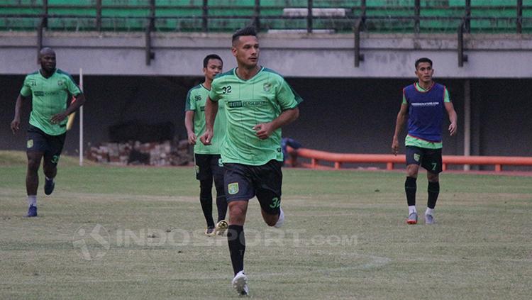 Selama latihan Maitimo sementara memakai jersey bernomor punggung 32. Copyright: Fitra Herdian/Indosport