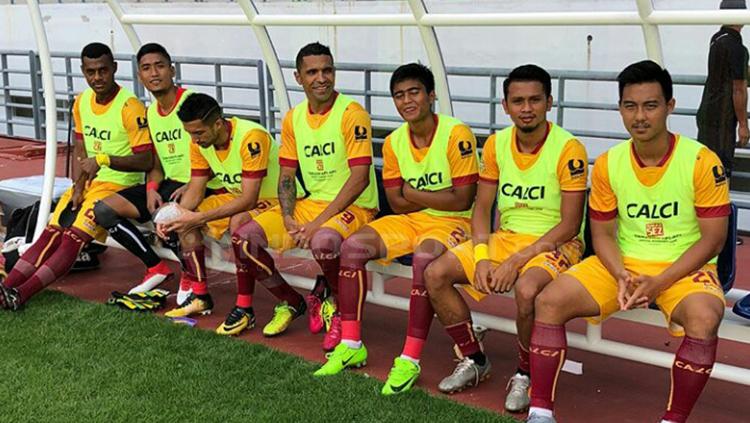 Pemain Sriwijaya FC di bangku cadangan. Copyright: Muhammad Effendi/INDOSPORT