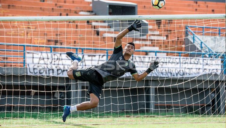 Persib Bandung memperkenalkan penjaga gawang anyar eks Persija, Reky Rahayu, seiring cedera parah Teja Paku Alam jelang kompetisi Liga 1 musim 2022-2023.