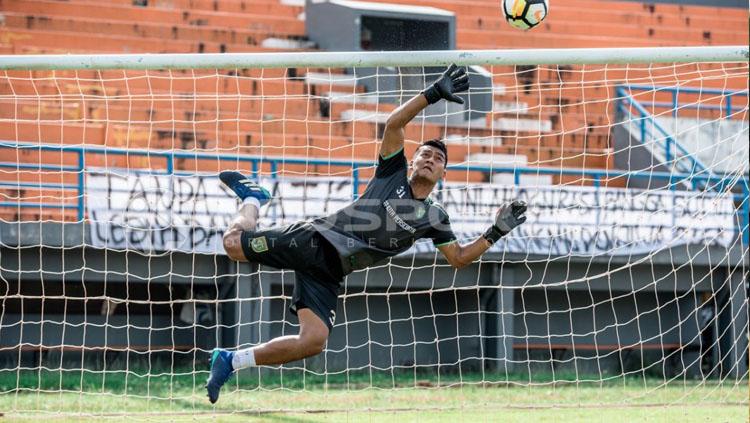 Reky Rahayu saat latihan bersama Persebaya Surabaya. Copyright: Fitra Herdian/INDOSPORT