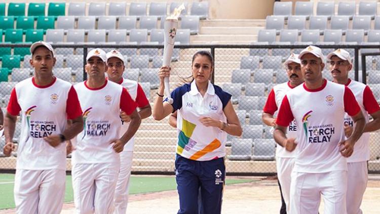 Atlet India tengah membawakan api obor Asian Games 2018.