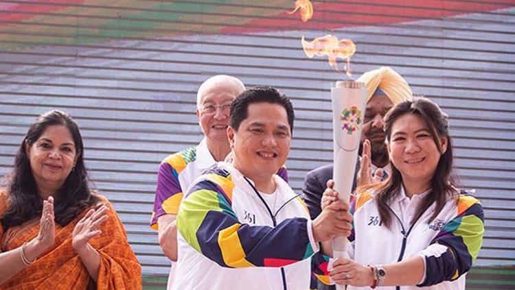 Erick Thohir dan Susi Susanti membawa api obor di India.