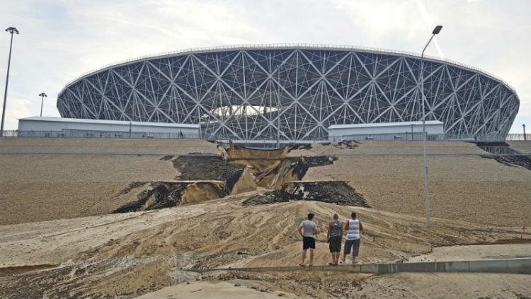 Tanggul di dekat Volgograd Arena jebol akibat hujan deras. - INDOSPORT