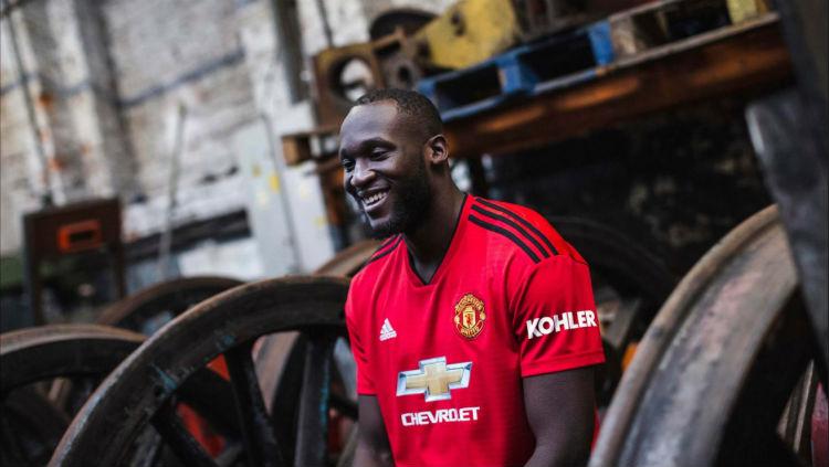 Romelu Lukaku menggunakan jersey baru Manchester United.