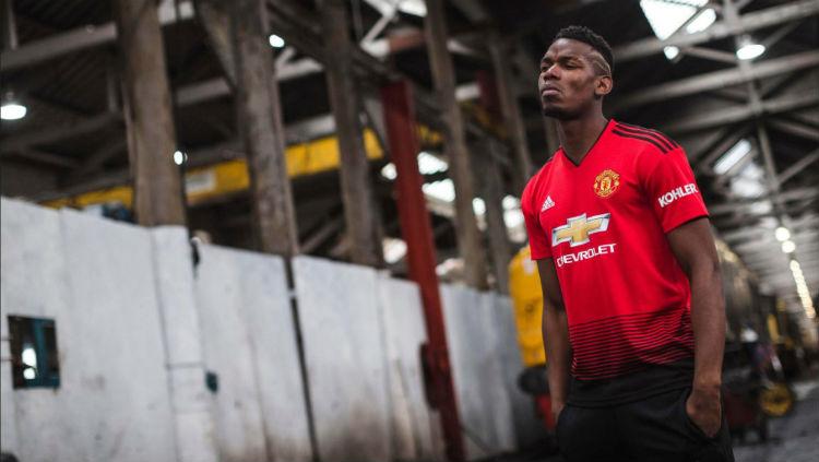 Paul Pogba saat menggunakan jersey baru Manchester United. Copyright: INDOSPORT