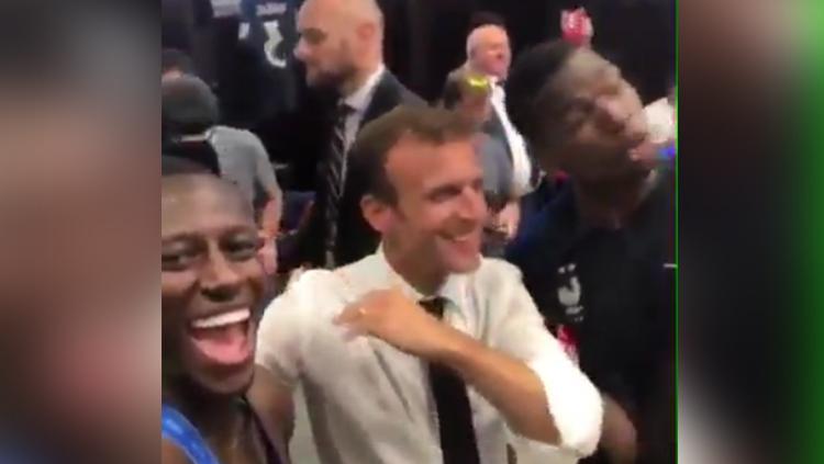 Paul Pogba dan Benjamin Mendy 'nge-dab' bareng presiden Prancis saat perayaan juara Piala Dunia 2018.