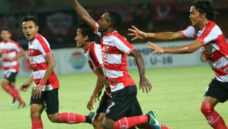 Engelberd Sani membuka keunggulan Madura United atas Perseru. - INDOSPORT