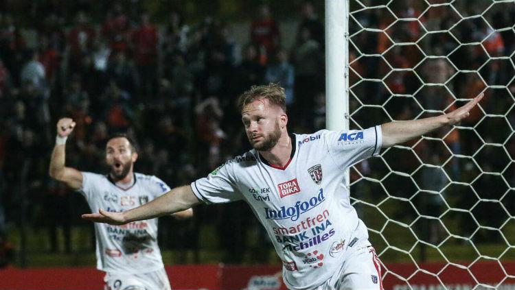 Selebrasi Melvin Platje usai cetak gol ke gawang Persija. - INDOSPORT