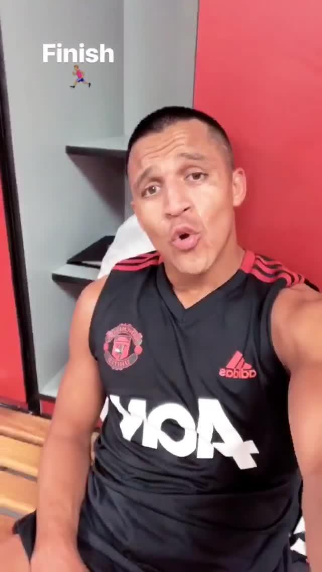 Alexis Sanchez usia latihan seorang diri di Carrington, Selasa (17/07/18). Copyright: Instagram/alexis_officia1