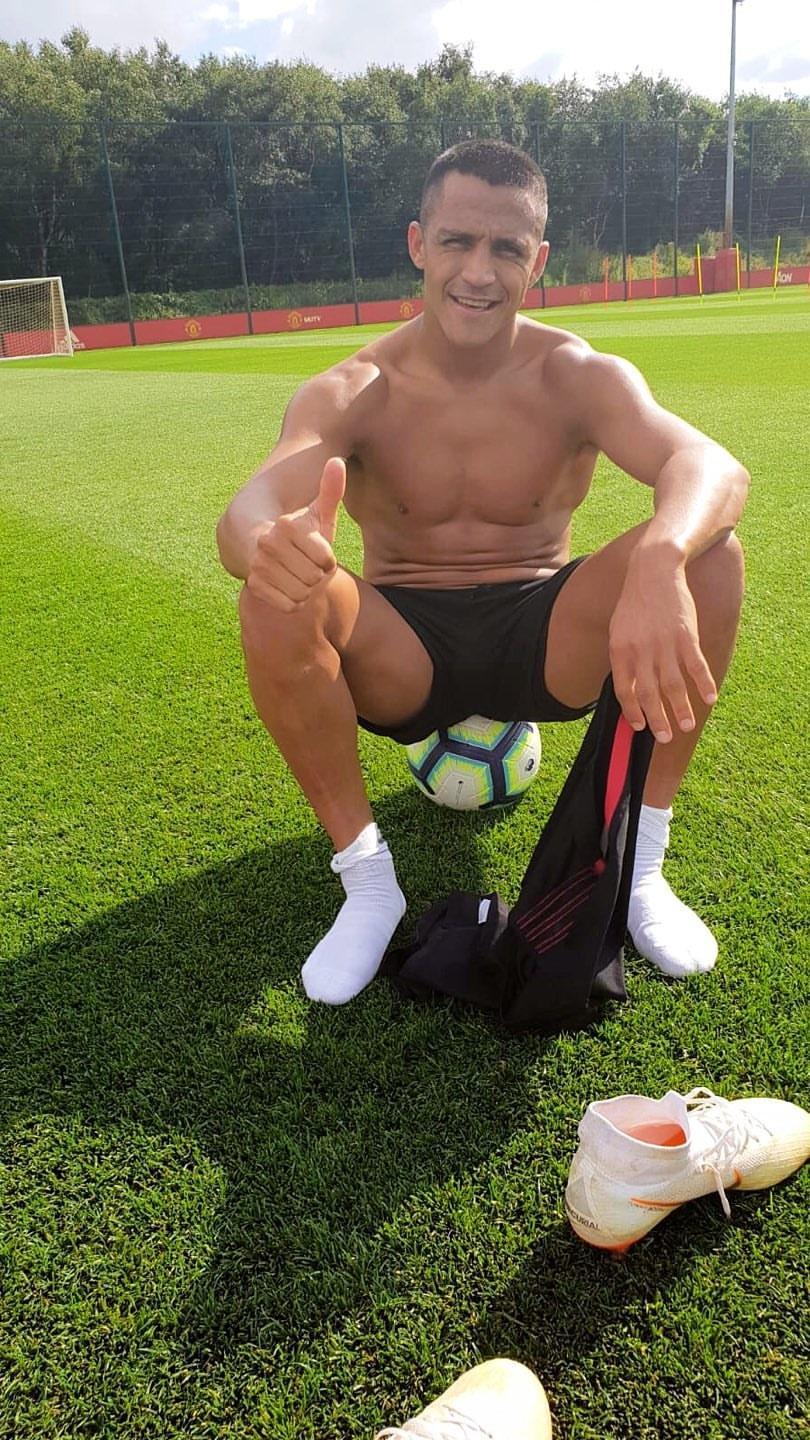 Alexis Sanchez usia latihan seorang diri di Carrington, Selasa (17/07/18). Copyright: Instagram/alexis_officia1