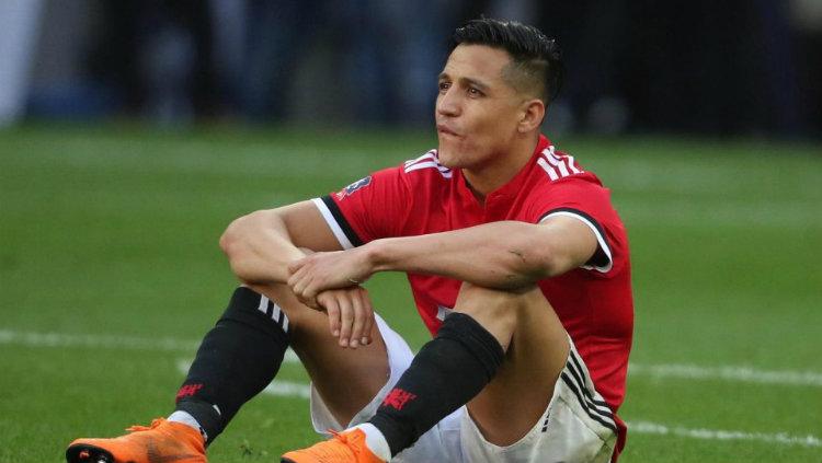 Alexis Sanchez terduduk dalam satu pertandingan Manchester United. Copyright: The Sun