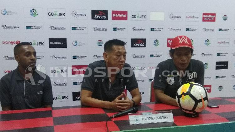 Asisten Pelatih Persipura, Tony Ho (tengah) bersama Boaz Atururi (kiri) saat memberikan keterangan pers jelang laga kontra PSIS / Sudjarwo - INDOSPORT