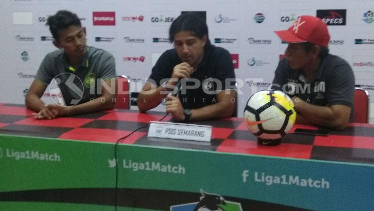 Vicenzo Alberto Annese (tengah) bersama Hery Nur Yulianto (kiri) ketika menjalani sesi konferensi pers jelang laga kontra Persipura. - INDOSPORT