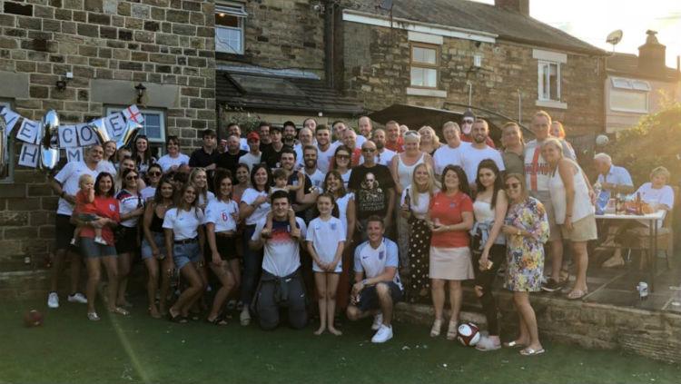 Harry Maguire mendapat sambutan di rumahnya. - INDOSPORT