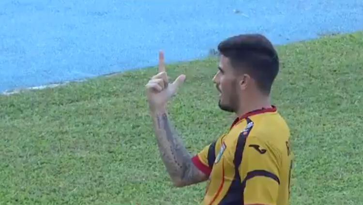 Frenando Rodrigues mencetak gol pembuka bagi Mitra Kukar saat melawan Sriwijaya FC.