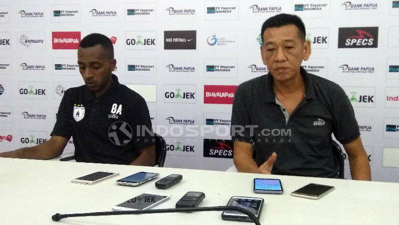 Asisten Pelatih Persipura, Tony Ho bersama Boaz Atururi saat menggelar konferensi pers usai laga Persipura vs PSIS Semarang, Rabu (15/07/18).