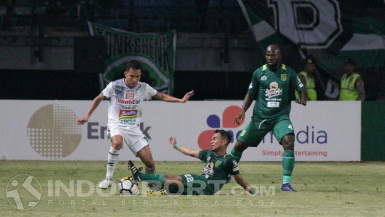Pemain anyar Persebaya Surabaya, OK John dalam laga debutnya. Copyright: Fitra Herdian/INDOSPORT