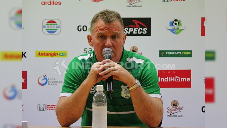 Peter Butler saat press conference pasca laga lanjutan Liga 1 antara Persebaya dan PSMS Medan. Rabu (18/7/18).